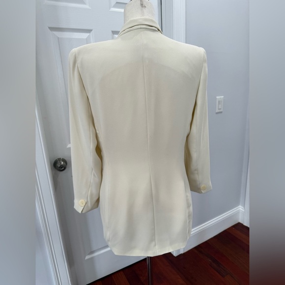 Elegant Cream Women's Blazer - Picture 4 of 7